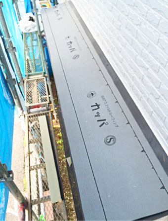 アスファルトルーフィング(防水紙)を貼る