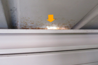 穴の開いた物置屋根