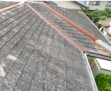 屋根の表面が色褪せている