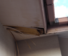 変形している・外れている